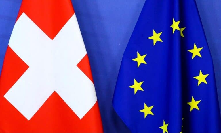 Drapeau de la Suisse et drapeau de l'Union européenne