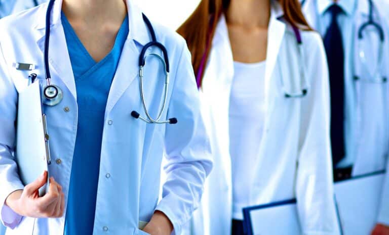 Deux médecins en blouses blanches