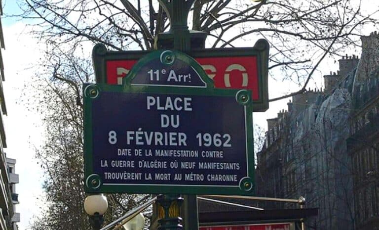 Place du 8 février 1962, au métro de Charonne, à Paris