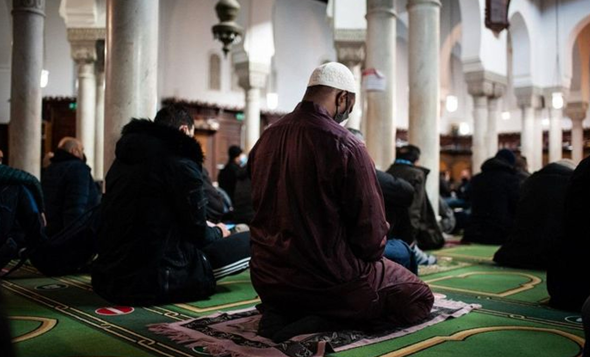Musulmans qui prient dans une mosquée