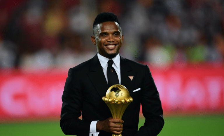 Samuel Eto'o avec le trophée Coupe d'Afrique des nations