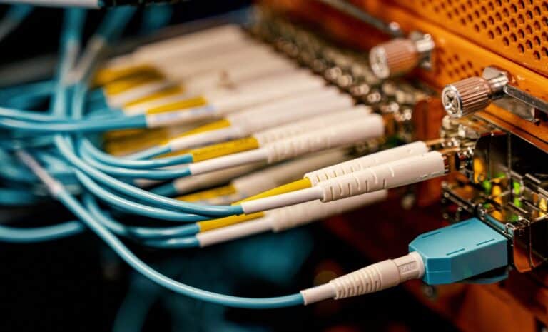 Commutateur à fibre optique avec connecteurs lumineux en studio - Algérie