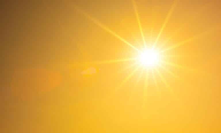 Été chaud ou fond de vague de chaleur, ciel orange avec soleil éclatant