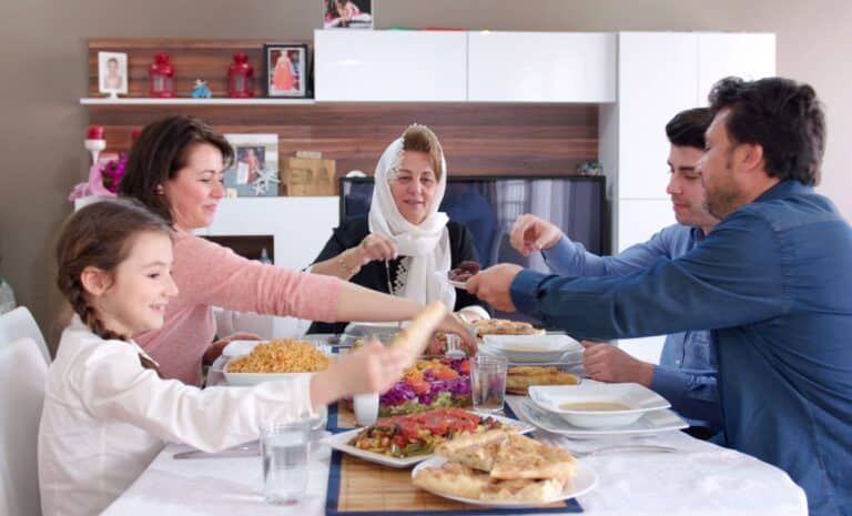 Famille en train de prendre un diner (iftar)