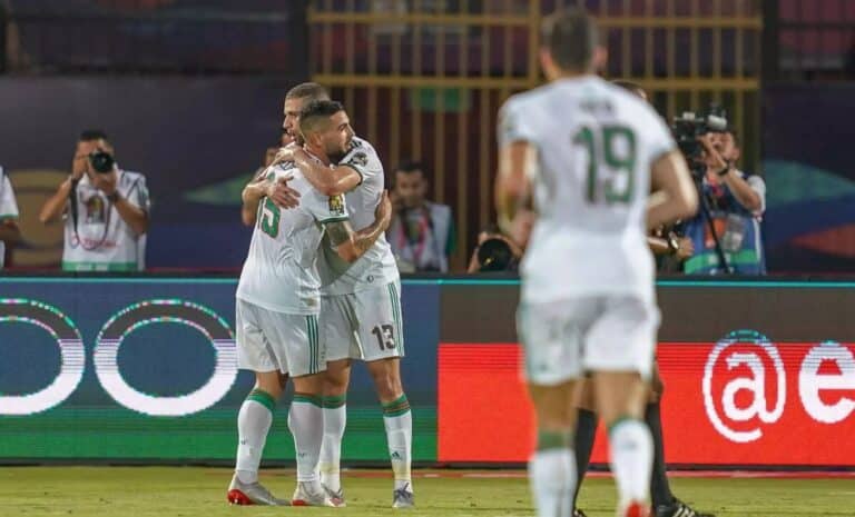Joie après le but de Slimani contre le Cameroun