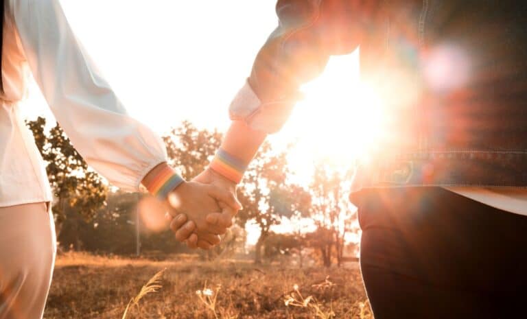 Jeunes femmes - couple lesbien LGBT, main dans la main - LGBT