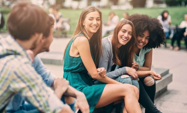 Jeunes sur un campus publicitaire