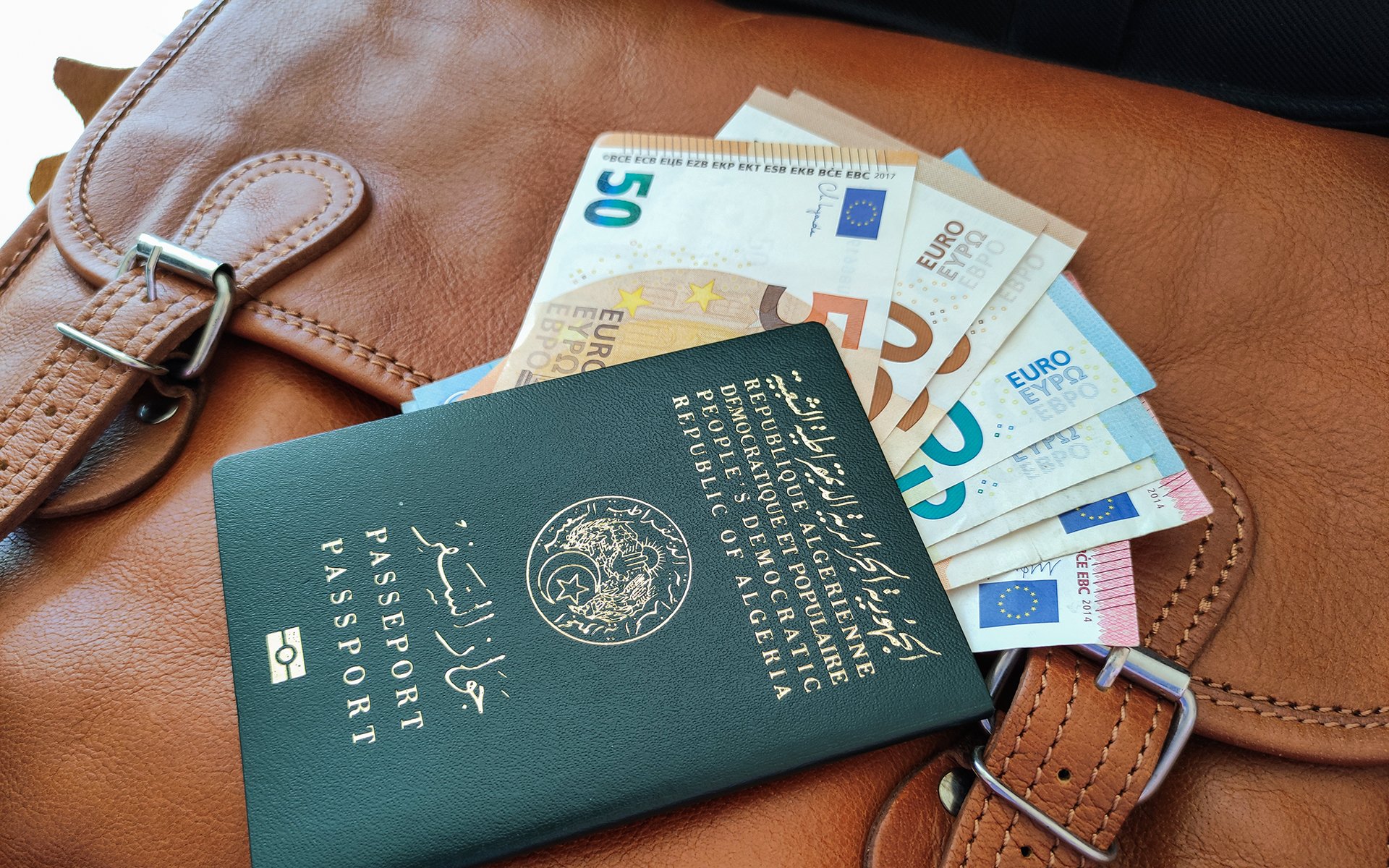 Passeport d'un voyageur algérien contenant des billets en euro