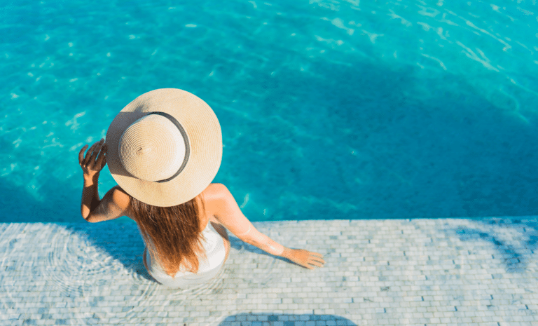 Femme dans une piscine