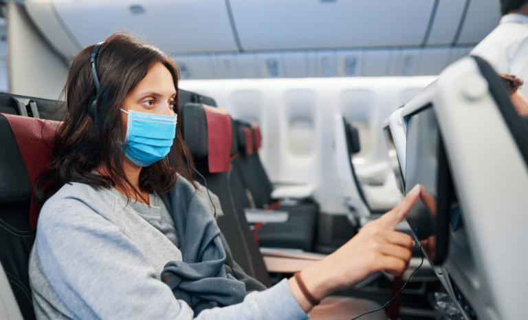 Femme portant un masque dans un avion Femme portant un masque dans un avion