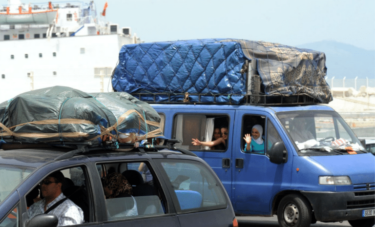 Voyageurs dans un port marocain