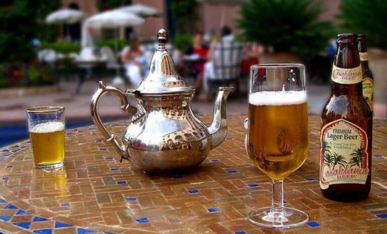 Bouteille de bière (alcool) et théière sur la même table (Maroc)