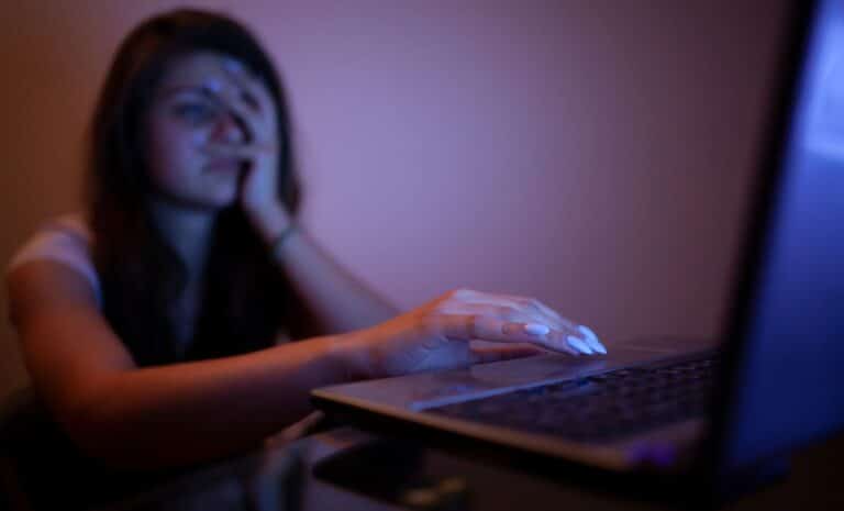 Femme devant son pc