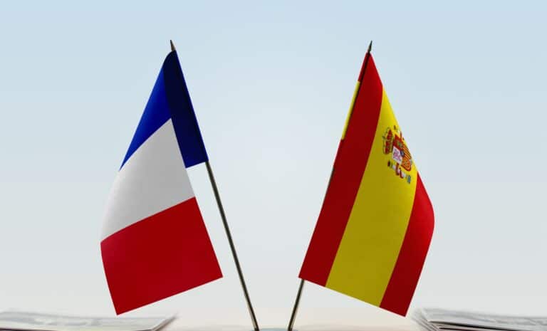 Les drapeaux de la France et de l'Espagne