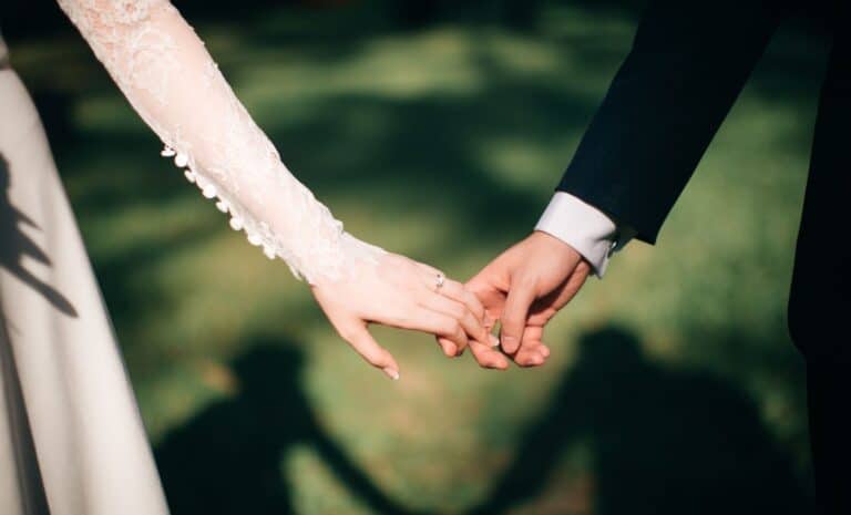 Un homme et une femme lors d'un mariage