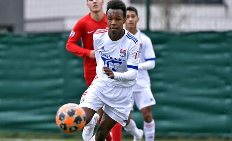 Yannis Lagha, avec le maillot de l'Olympique lyonnais