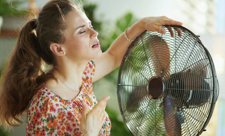 Femme devant un ventilateur