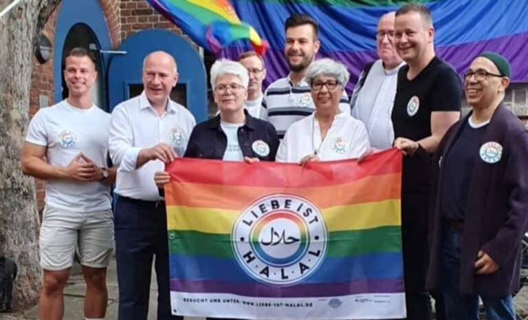 la mosquée Ibn Rushd-Goethe, drapeau LGBT, avec la mention Halal en arabe