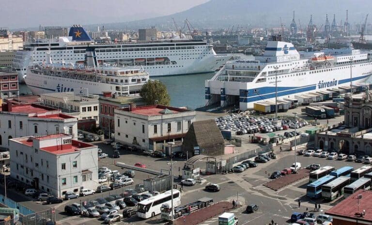 Ferry au port de Naples, Italie Ferry au port de Naples, Italie