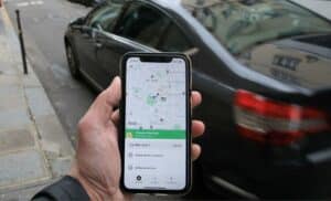 Uber, application devant taxi
