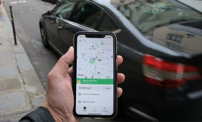 Uber, application devant taxi