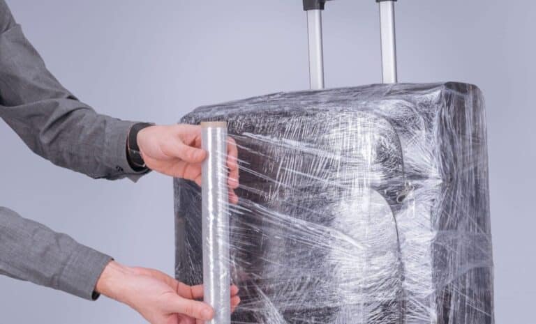 Emballage de valise dans du film plastique Emballage de valise dans du film plastique