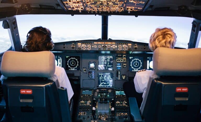 Deux pilotes de ligne dans le cockpit d'un avion Deux pilotes de ligne dans le cockpit d'un avion