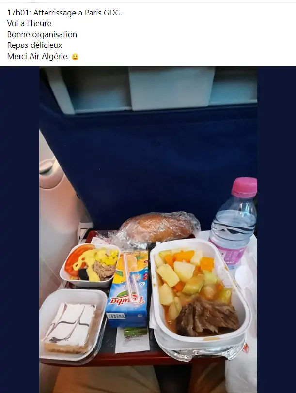 Plateau-repas à bord d'un avion Air Algérie : jus, mille-feuilles, viande, eau, pain