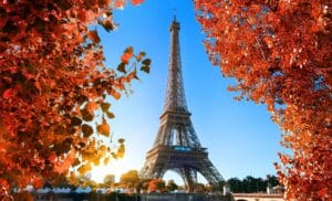 Tour Eiffel à Paris pendant la saison d'automne (givagaphotos)