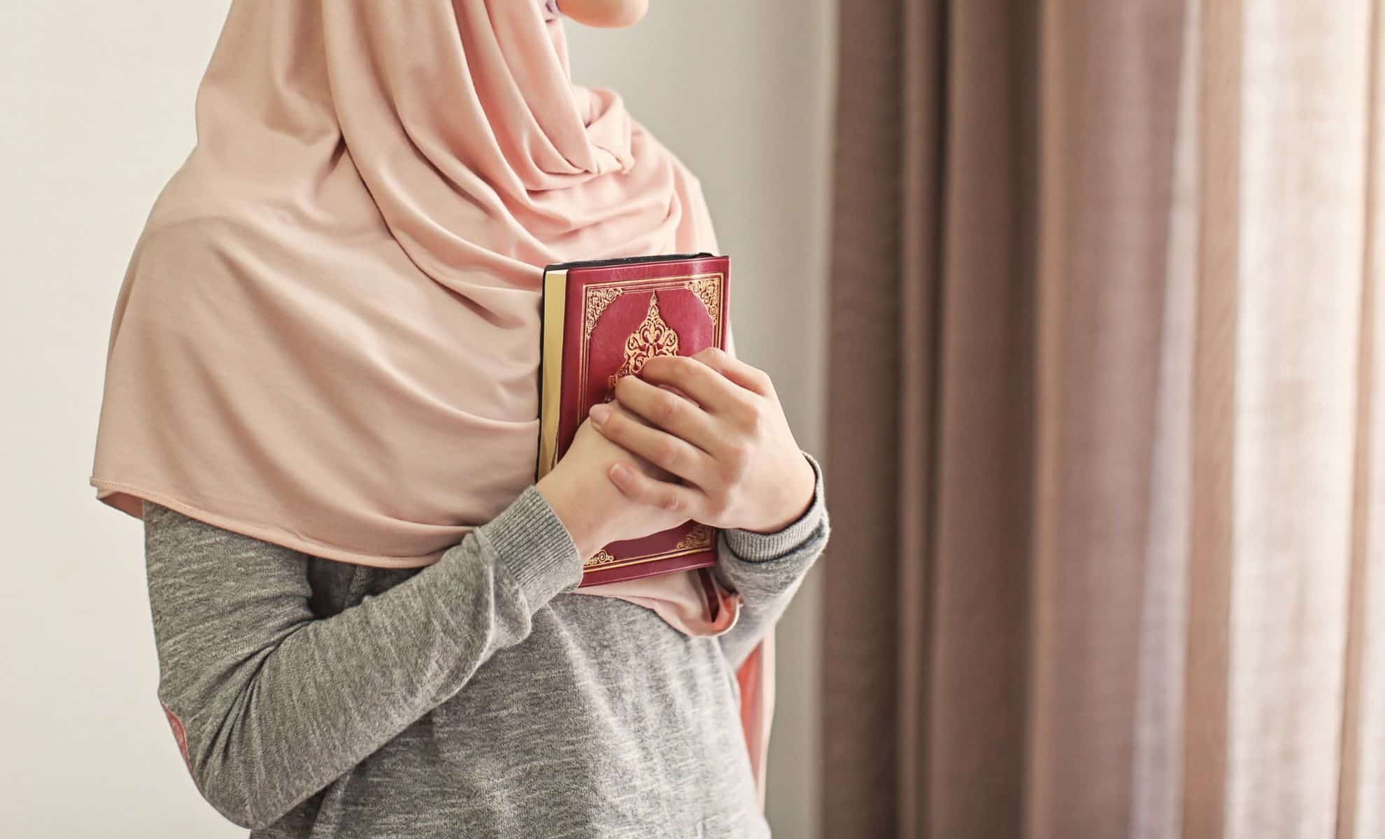 Une musulmane avec un coran