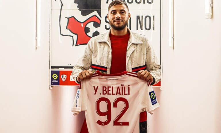 Youcef Belaïli qui pose avec le maillot de l'AC Ajaccio