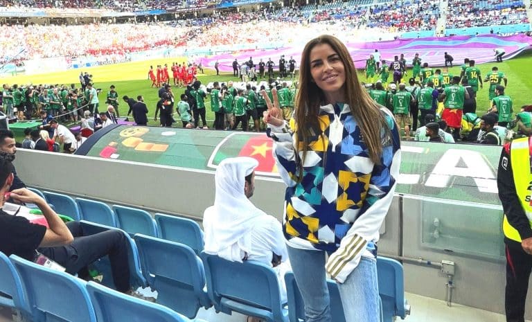 Vanessa Le Moigne à la Coupe du monde au Qatar, habillée du maillot zellige créé par Adidas pour l'équipe nationale d'Algérie