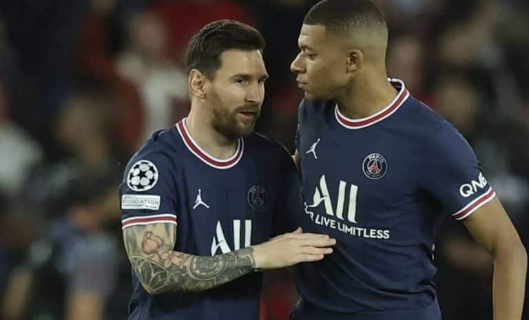 Lionel Messi et Kylian Mbappé, avec le maillot du PSG