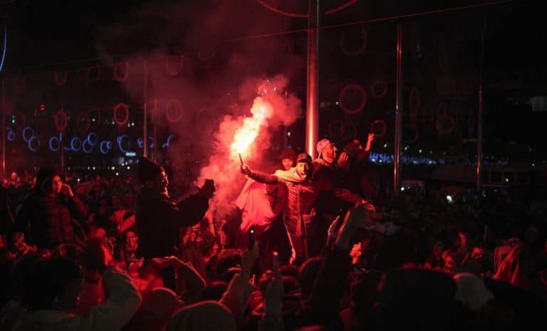 Supporters marocains qui célèbrent la victoire de leur équipe
