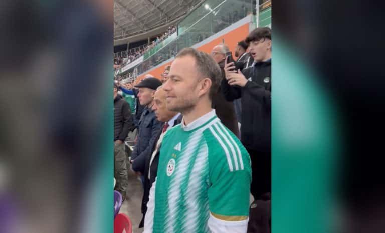 Ambassadeur du Canada en Algérie portant le maillot des Verts