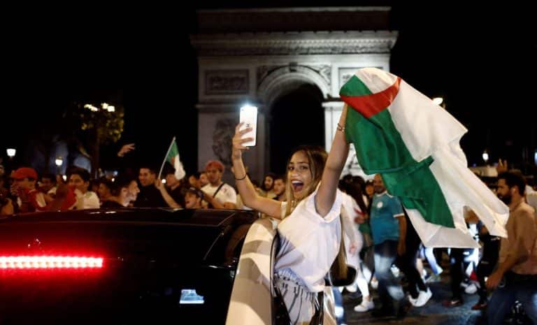 Des Algériens fêtant la victoire de leur équipe en France