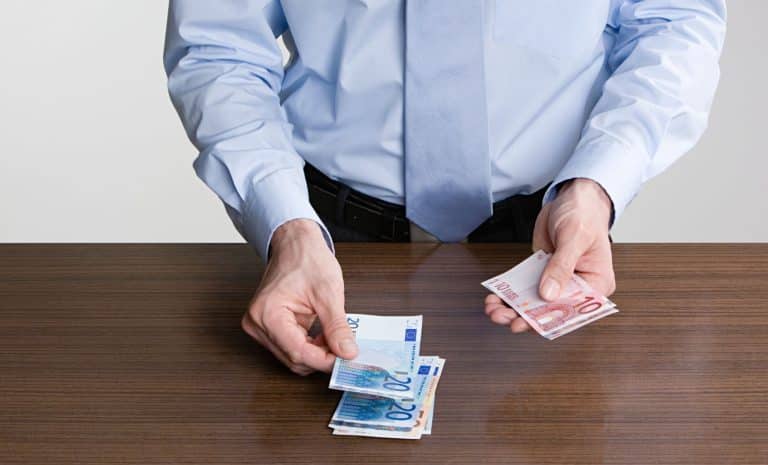 Homme entrain de compter de l'euro