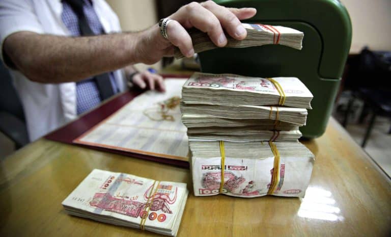 Liasses de billets en dinar algérien - Cash - Blanchiment d'argent - Algérie