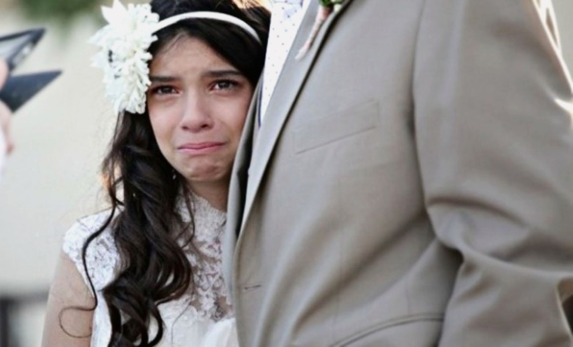 Mariage d'enfants - Fille en robe de mariage et en pleurs à côté d'un homme