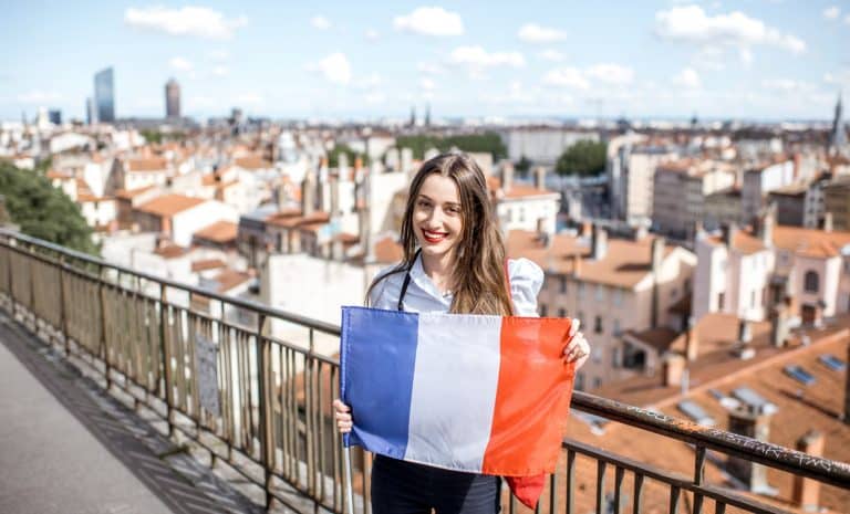 Femme portant le drapeau de la France