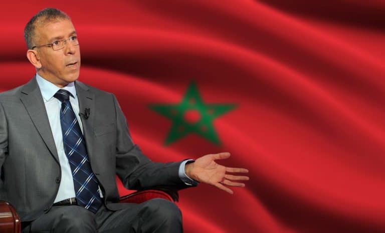 Hafid Derradji sur fond de drapeau du Maroc