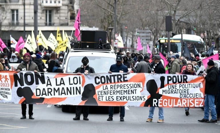 Des manifestants en France contre la loi sur l'immigration