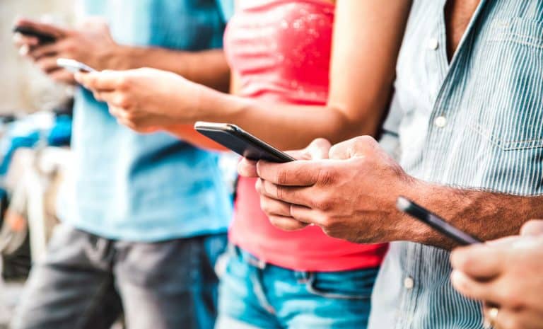 Des personnes sur leurs téléphones