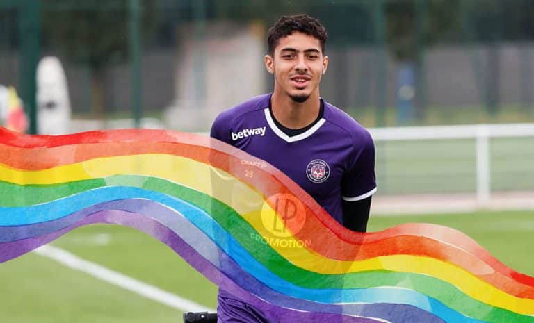 Le joueur de football algérien Fares Chaïbi et drapeau LGBT