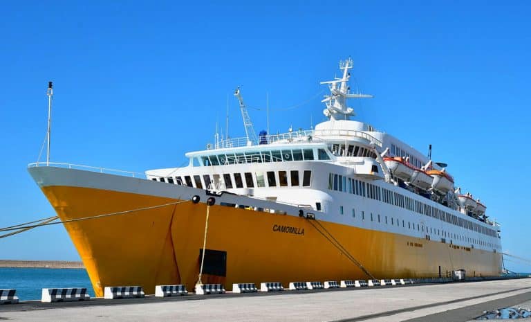 Le Camomilla, un ferry appartenant à l'armateur italo-albanais Flipper Lines.