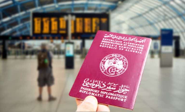 Photo d'un passeport diplomatique devant l'image d'un aéroport