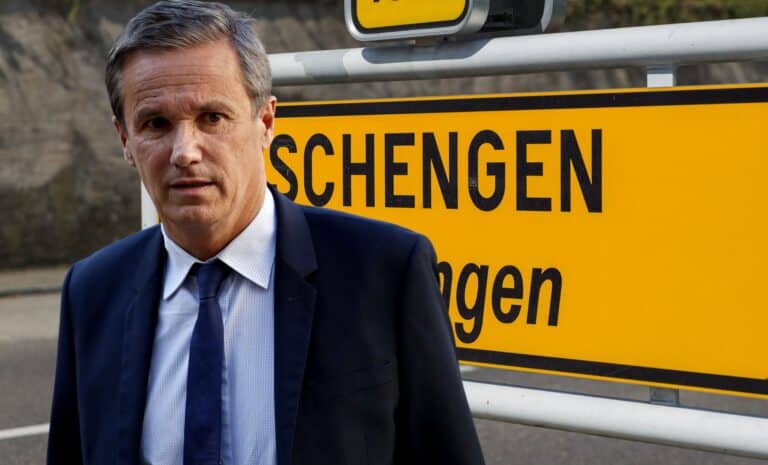 Montage : Nicolas Dupont-Aignan devant une pancarte Schengen