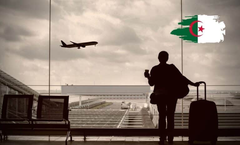 Image d'une femme attendant dans un aéroport, sombre, sépia, drapeau de l'Algérie