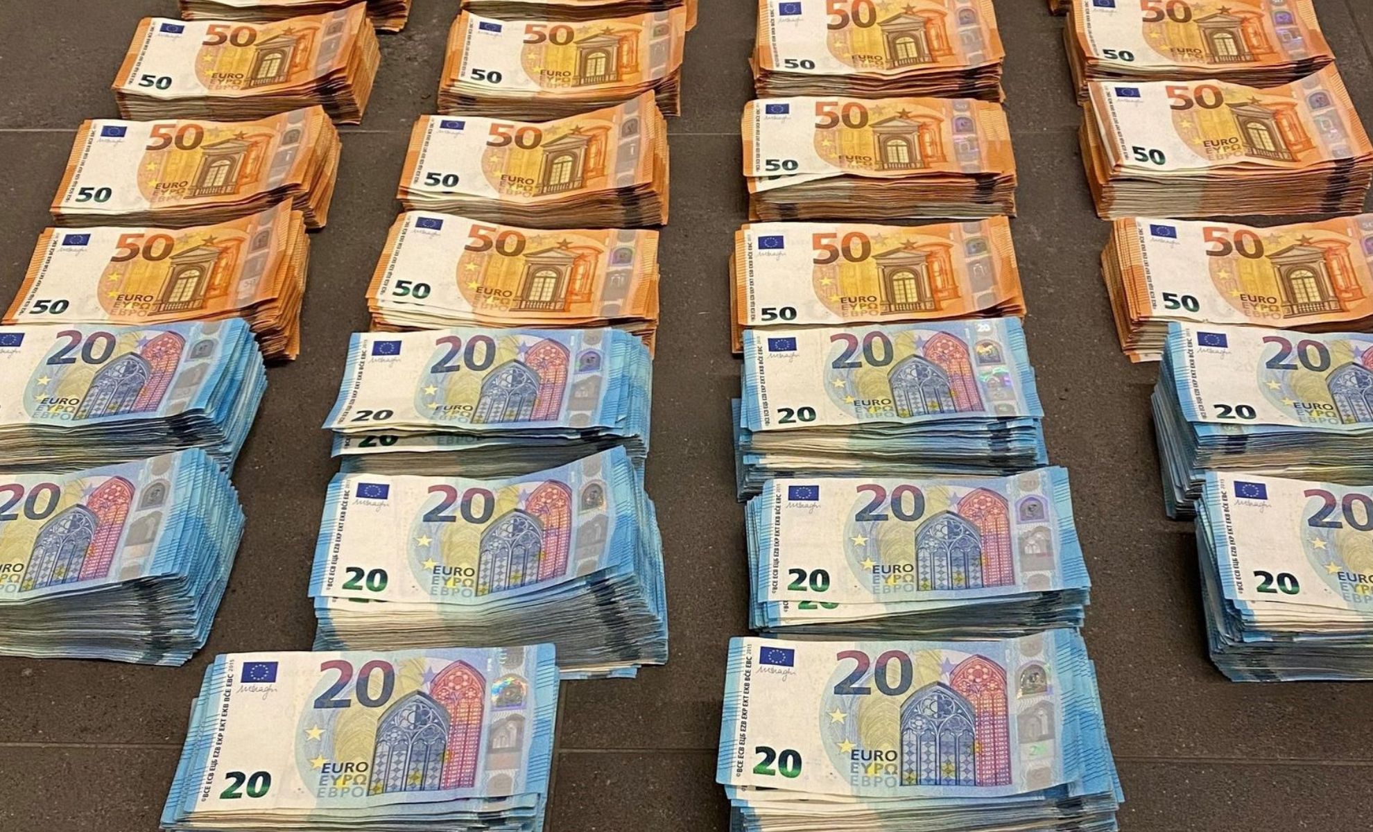 Taux De Change L euro S approche Des 240 Dinars Sur Le March Noir
