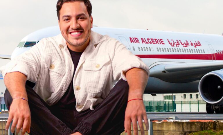 Amine Adli, humoriste du Montreux Comedy, sur fond d'une photo d'avion d'Air Algérie